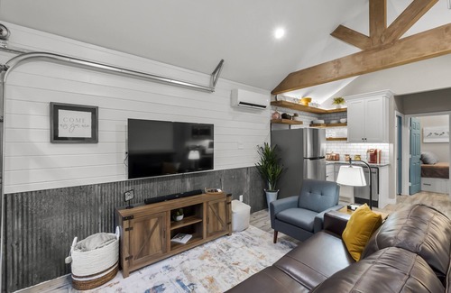Spring Otro | HOT TUB! 400 Sf Spacious, Private Tiny Home Experience!