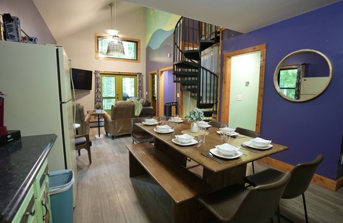 Mills River Cabina | Hot Tub~7 Miles to Airport~EV Charger~Dog Friendly
