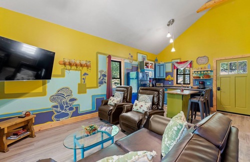 Horse Shoe Cabina | Hot Tub~7 Miles to Airport~EV Charger~Sleeps 20