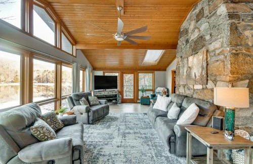 Lake Lure Casa | Hot Tub and Deck Cabin in Blue Ridge Mountains