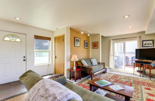 Hood River Casa | Hot Tub and Decks Central Hood River Townhome!