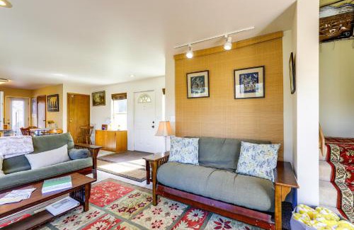 Hood River Casa | Hot Tub and Decks Central Hood River Townhome!