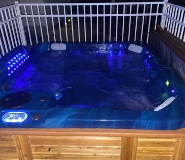 Matlacha Casa | Hot tub and Dock Gilligan's on the Island