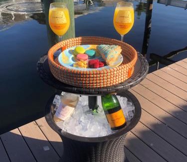 Matlacha Casa | Hot tub and Dock Gilligan's on the Island