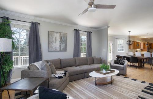 Leicester Casa | Hot Tub and Mountain Views just 15 min to Downtown Asheville!