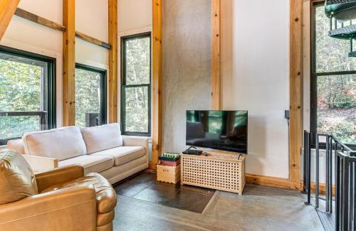 Old Fort Casa | Hot Tub and Mtn Views Modern Old Fort Hideaway!