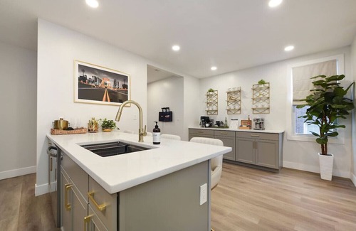 Mount Washington Casa | Hot Tub | Arcade | Off-Street Parking | Grandview!