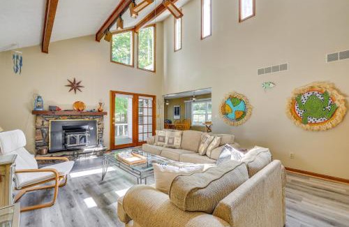 Holiday Island Casa | Hot Tub at Mountain-View Ozarks Retreat!