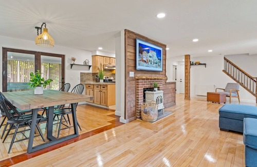 Kennebunk Casa | Hot tub, big PATIO private yard, 1mile to beaches and shops/dining.