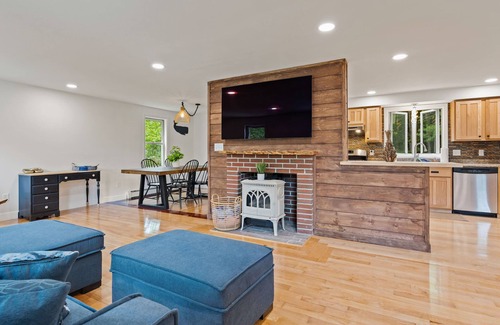 Kennebunk Casa | Hot tub, big PATIO private yard, 1mile to beaches and shops/dining.