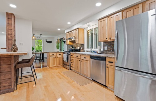 Kennebunk Casa | Hot tub, big PATIO private yard, 1mile to beaches and shops/dining.