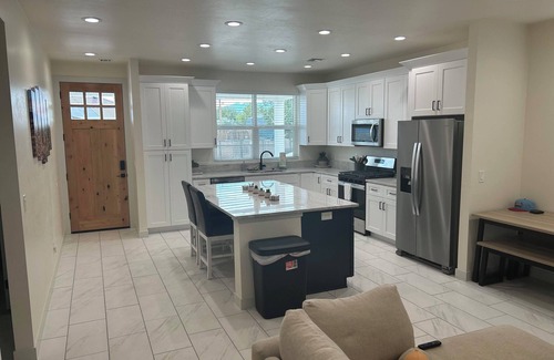 Safford Casa | HOT TUB. Charming 2-bedroom house with BIG TVS and LOTS of beds