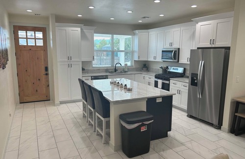 Safford Casa | HOT TUB. Charming 2-bedroom house with BIG TVS and LOTS of beds