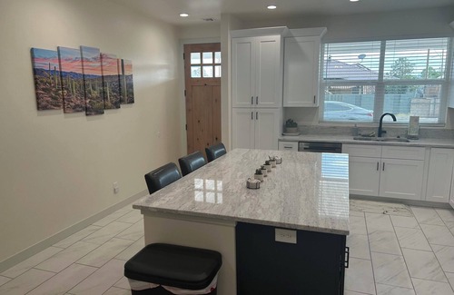 Safford Casa | HOT TUB. Charming 2-bedroom house with BIG TVS and LOTS of beds