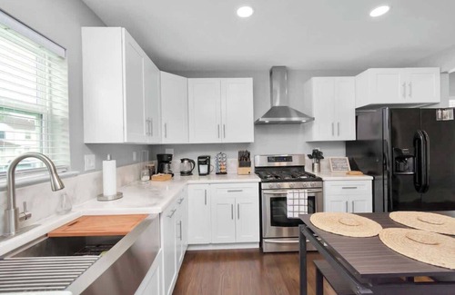 MacGregor Casa | HOT TUB! + Close to Downtown & Med Center