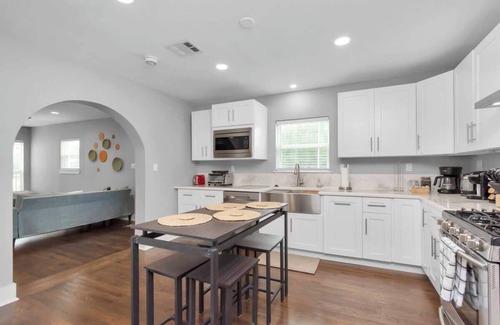 MacGregor Casa | HOT TUB! + Close to Downtown & Med Center