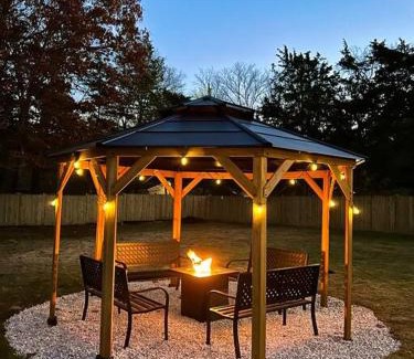 Westside Norwich Casa | Hot Tub & Cloud Ceiling House