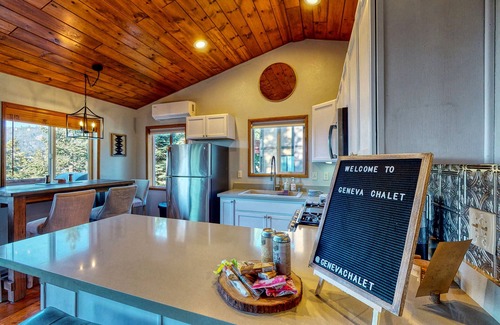 Crestline Cabina | HOT TUB! Cozy Cabin w/Tree Top Views, Dog/Family Friendly!