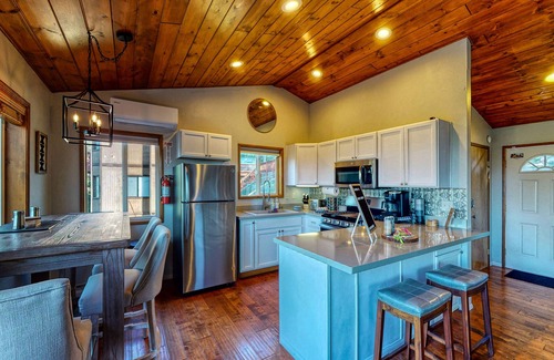 Crestline Cabina | HOT TUB! Cozy Cabin w/Tree Top Views, Dog/Family Friendly!