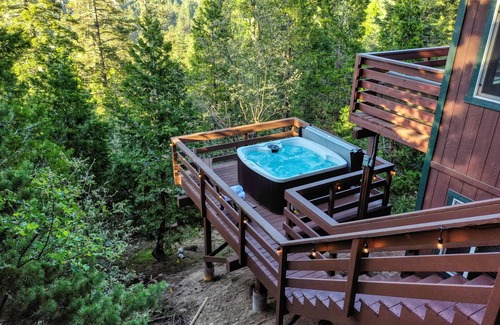 Crestline Cabina | HOT TUB! Cozy Cabin w/Tree Top Views, Dog/Family Friendly!