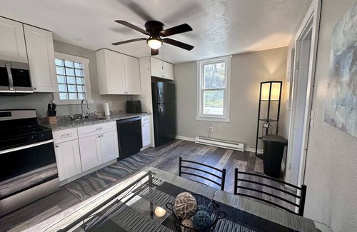 South Hills Casa | HOT TUB Cozy Woodsy retreat close to the City
