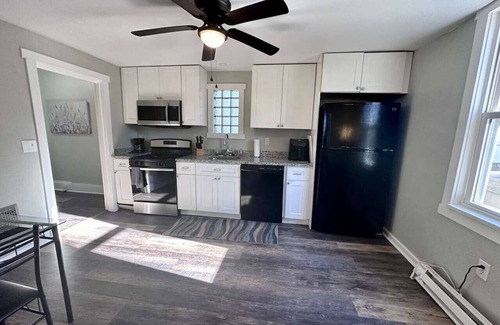 South Hills Casa | HOT TUB Cozy Woodsy retreat close to the City