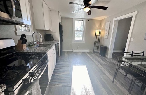 South Hills Casa | HOT TUB Cozy Woodsy retreat close to the City