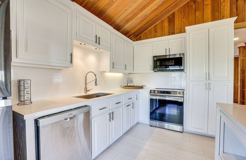 Brookshire Casa | Hot Tub, Deck & Grill: Brookshire Gem Near Venues