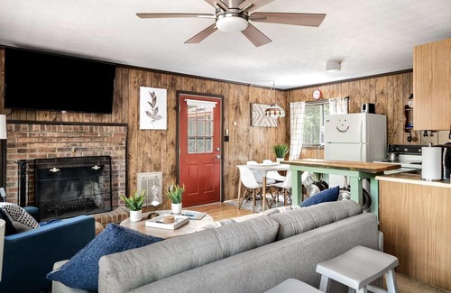 Bergton Cabina | Hot Tub, Deck, Screened Porch, Fire Pit, & WiFi