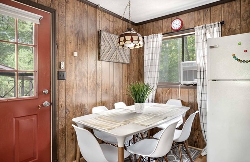 Bergton Cabina | Hot Tub, Deck, Screened Porch, Fire Pit, & WiFi