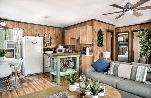 Bergton Cabina | Hot Tub, Deck, Screened Porch, Fire Pit, & WiFi