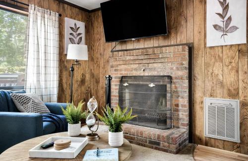 Bergton Casa | Hot Tub Deck Screened Porch Fire Pit & WiFi