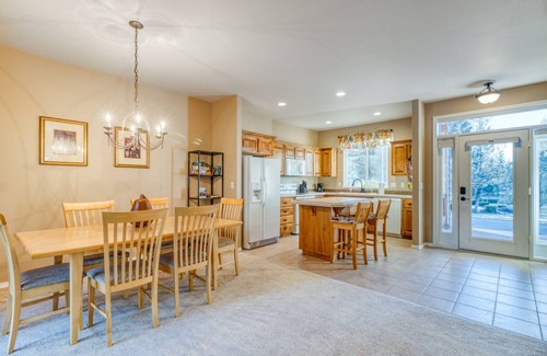 Redmond Casa | HOT TUB, Eagle Crest Condo on Golf Course, DOGS OK