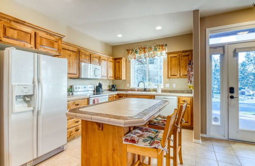 Redmond Casa | HOT TUB, Eagle Crest Condo on Golf Course, DOGS OK