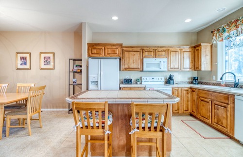 Redmond Casa | HOT TUB, Eagle Crest Condo on Golf Course, DOGS OK