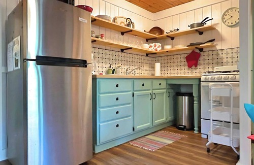 Mayfield Cabina | Hot Tub Escape - Peaceful Lake Cabin-Kayaks, Canoe, Pedalboat - Pet friendly