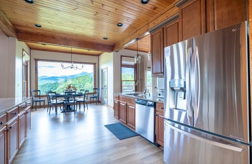 Chalet Village Cabina | Hot Tub, Fire Pit, Game Room, VIEWS of Mt.Leconte - Three Suite Retreat