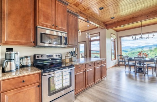 Chalet Village Cabina | Hot Tub, Fire Pit, Game Room, VIEWS of Mt.Leconte - Three Suite Retreat