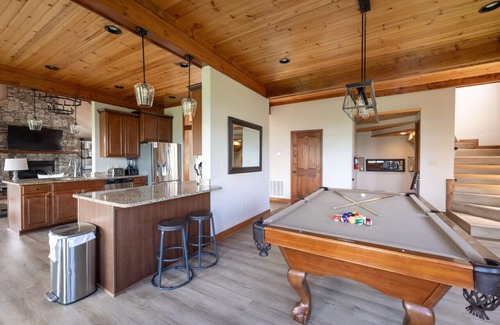 Chalet Village Cabina | Hot Tub, Fire Pit, Game Room, VIEWS of Mt.Leconte - Three Suite Retreat