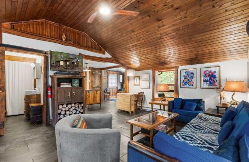 Berkeley Springs Casa | Hot Tub Fire Pit Grill Sleeping Porch & More