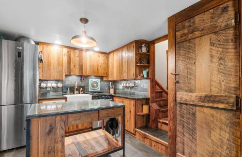 Berkeley Springs Casa | Hot Tub Fire Pit Grill Sleeping Porch & More