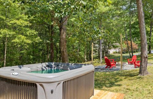 Mount Jackson Casa | Hot Tub, Fire Pit, Grill, Screened Porch & WiFi
