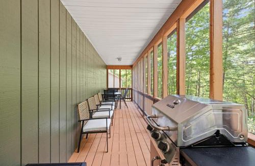 Mount Jackson Casa | Hot Tub, Fire Pit, Grill, Screened Porch & WiFi