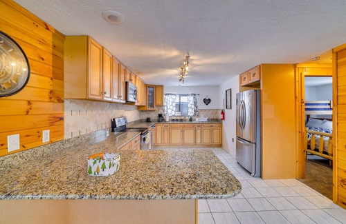 White Haven Cabina | Hot Tub & Fire Pit: Lakefront Cabin in White Haven