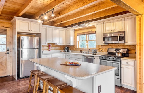Asheville Cabina | Hot Tub, Fire Pit, Outdoor Dining | Cabin Mansion w/ View | Leyland by AvantStay