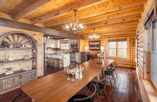 Asheville Cabina | Hot Tub, Fire Pit, Outdoor Dining | Cabin Mansion w/ View | Leyland by AvantStay