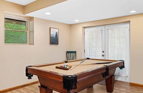 Luray Casa | Hot Tub - Fire Pit - Pool Table - Pet Friendly - Good Times