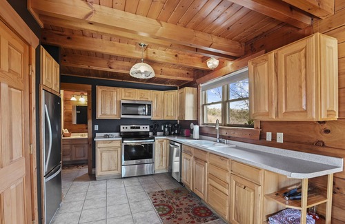 Laurel Lakes Cabina | Hot Tub & Fire Pit, Quiet Retreat