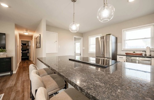Speedway Casa | Hot Tub - Fire Pit - Shuffleboard - Walk to Track