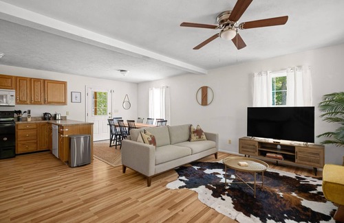 Mount Jackson Casa | Hot Tub, Fire Pit, Grill, Screened Porch & WiFi